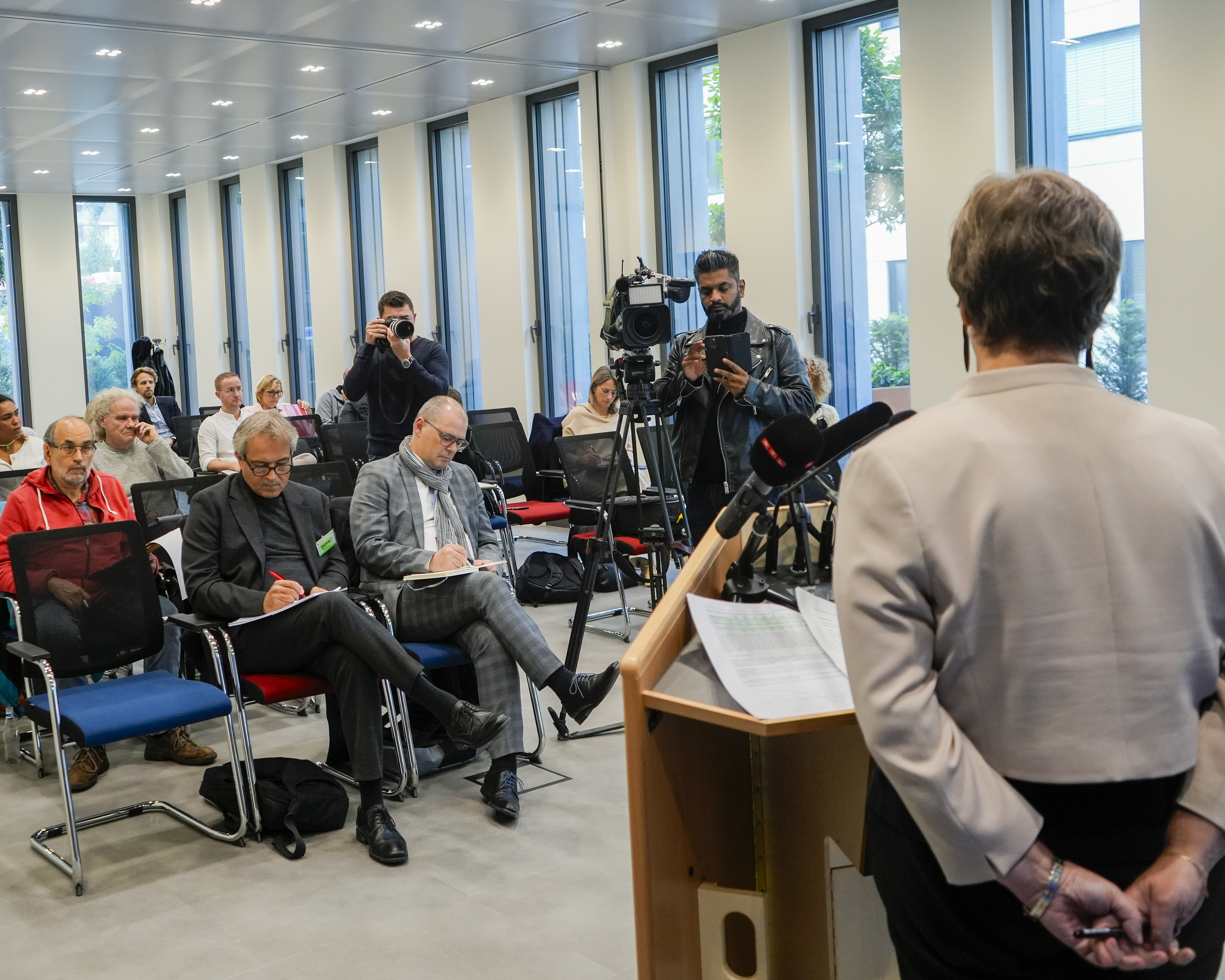 Ministerin Martine Deprez bei der Pressekonferenz zur Vorstellung der Platform